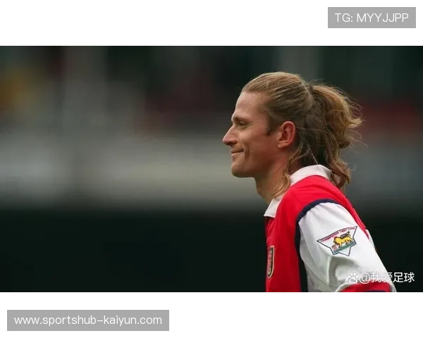 足球明星深情亲吻足球的一刻展现对比赛的无限热爱与执着追求